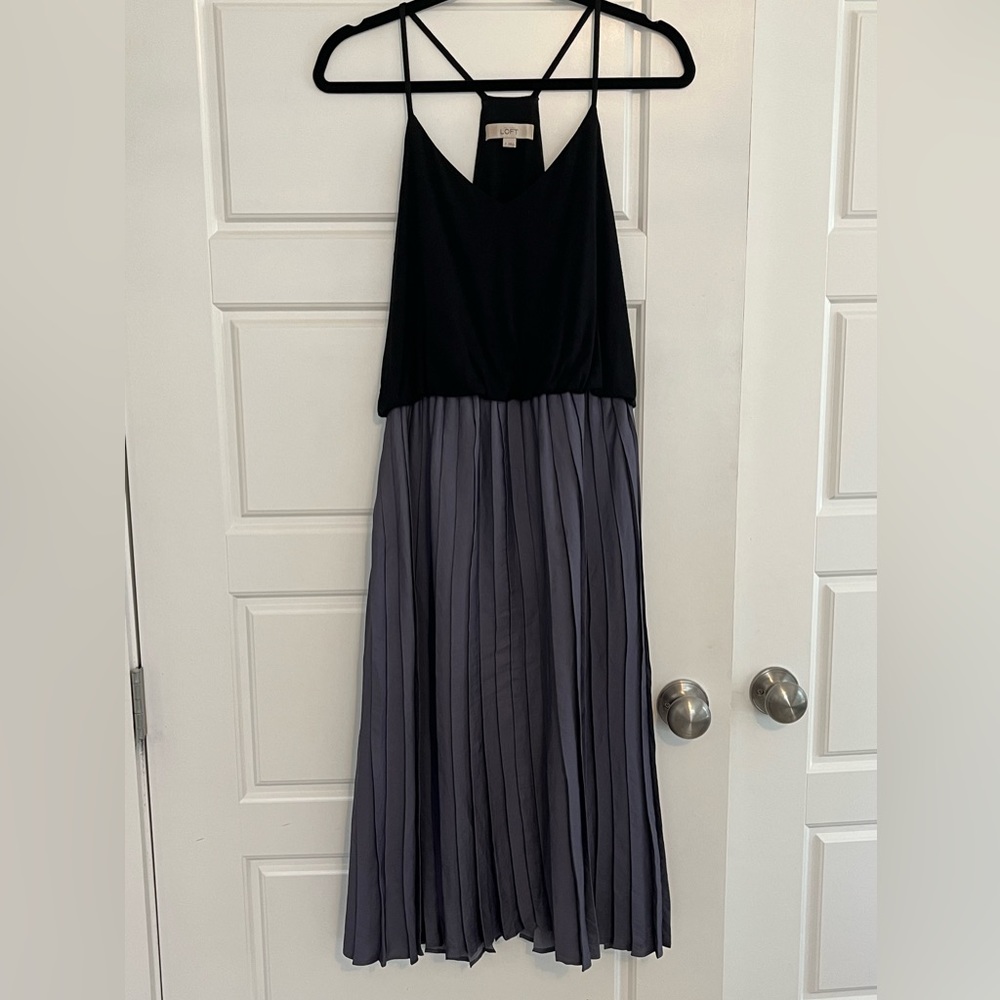 LOFT Sleeveless Pleated Dress